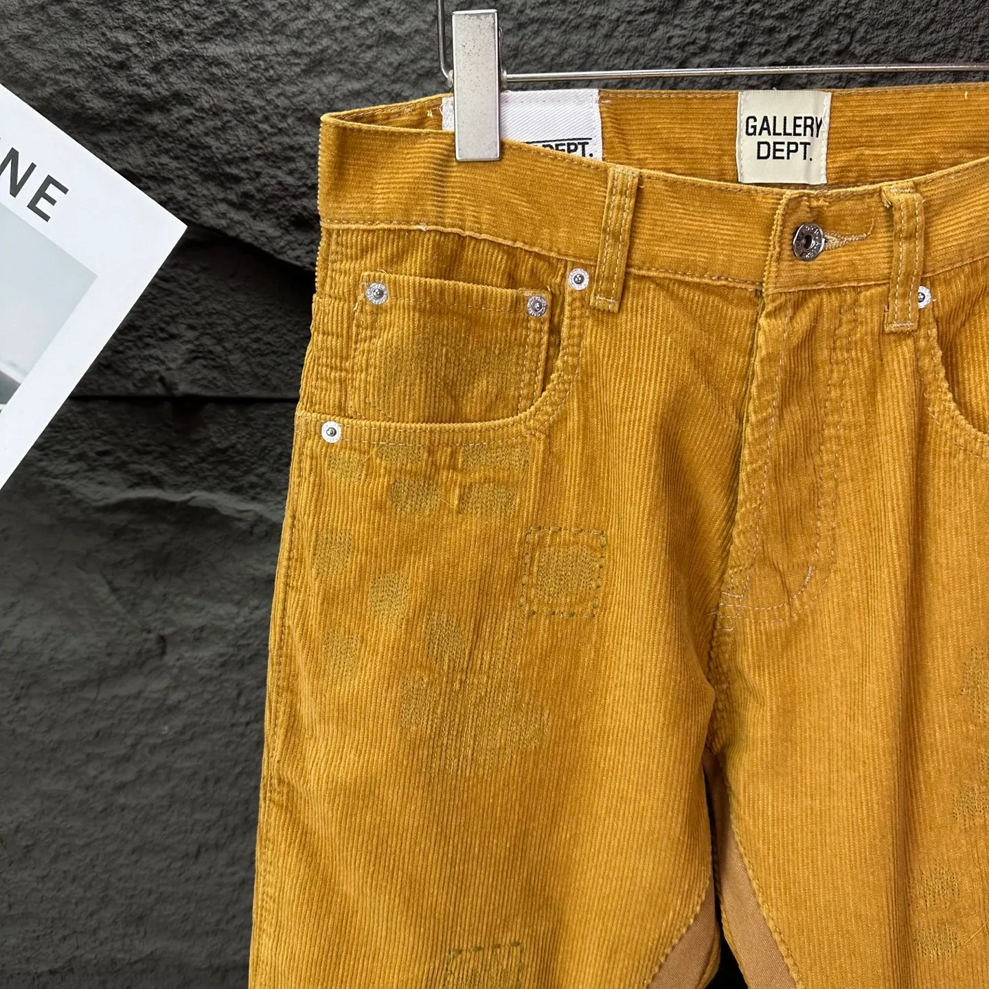 P260 GALLERY DEPT. 2025 new corduroy all-over embroidery stitching couple's style loose bootcut jeans 🔥High version🔥High version🔥 Top ceiling quality Styles with different washed textures, very friendly to people with thin legs and thick legs, the loose version of the boot very much modifies the leg shape Moderate length that never goes out of style, easy to match with casually, basic styling for various styles, a must-have in the wardrobe! The fabric is stiff but also makes the upper body soft without losing texture. The washing process is even more perfect. It is a must-have item for everyone! ! ! Washed wheat, hang tag, pants label, complete with three labels Color: ginger Size: 28, 30, 32, 34, 36 (five sizes)
